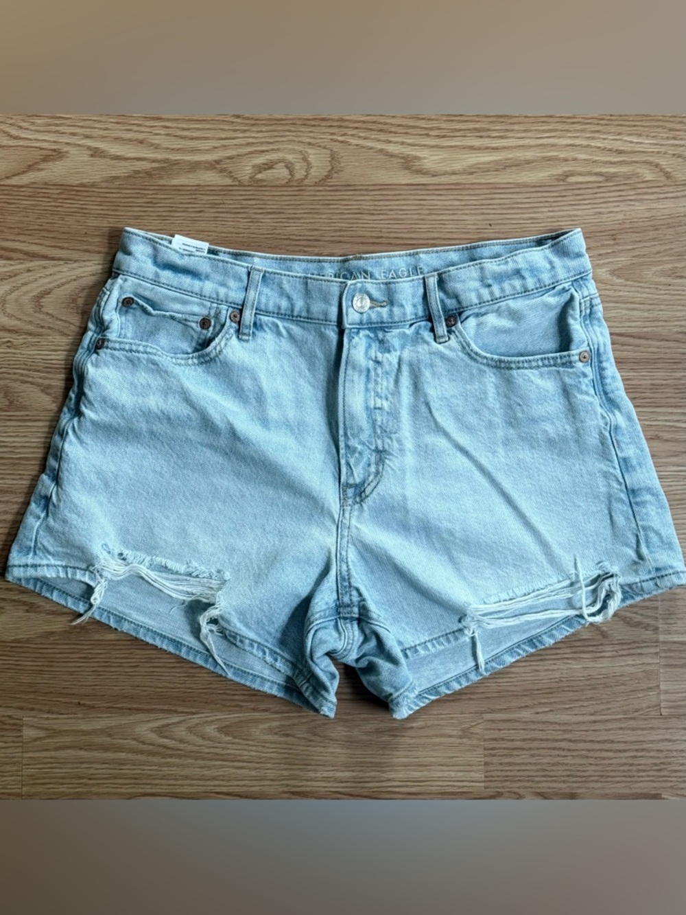 American Eagle Relaxed Denim Shorts Women’s Size 6 Light Wash Distressed Raw Hem